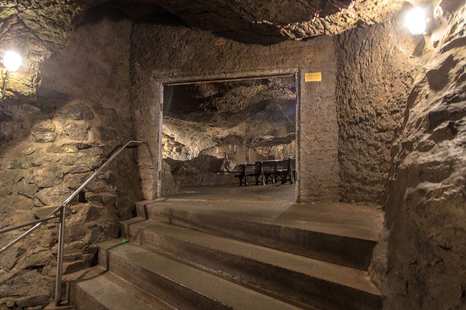 Über eine Treppe geht es hinauf in den Goethesaal der Baumannshöhle im Oberharz.
