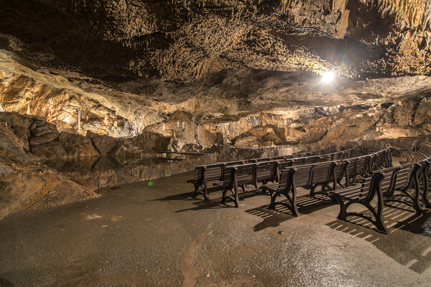 Im Goethesaal der Baumannshöhle finden regelmäßig Theater- und Musikveranstaltungen in der faszinierenden Tropfsteinkulisse tief im Herzen der Harzer Berge statt. 