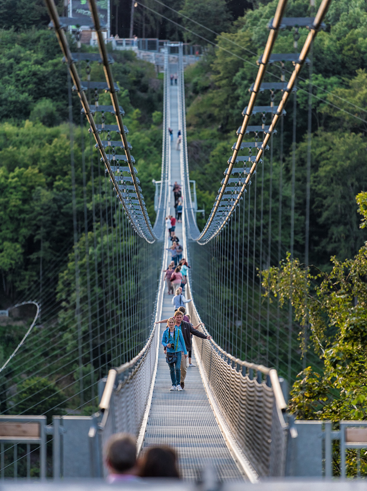 Die Hängebrücke Titan RT erstreckt sich majestätisch entlang der Rappbodetalsperre im Oberharz.