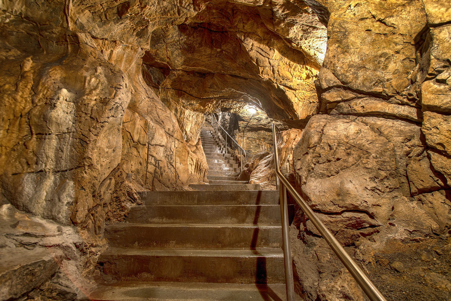 [Translate to Englisch:] In den Harzer Höhlen geht es für die Besucher über mehr als 300 Treppenstufen.