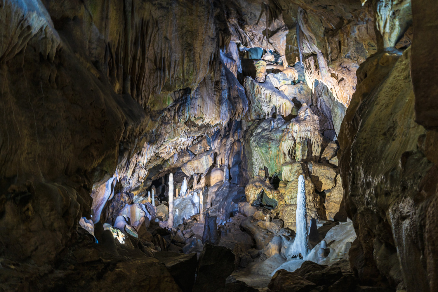 Faszinierende Tropfsteinformationen erwarten die Besucher in der Rübeländer Baumannshöhle Oben im Harz.