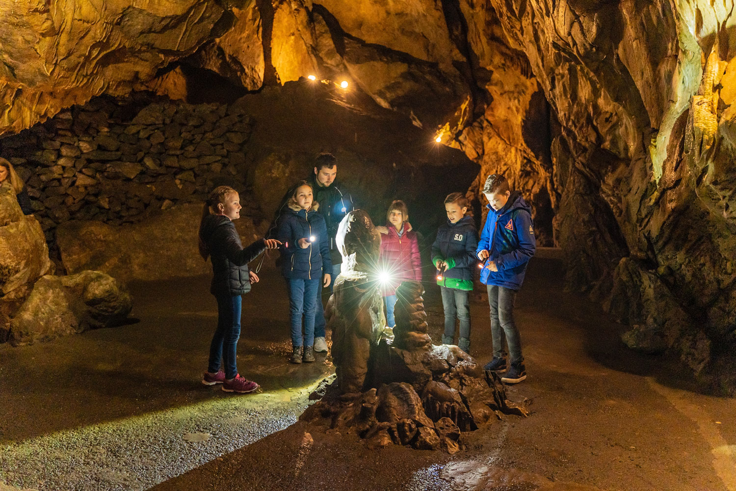 Die Tiefen der Harzer Berge erforschen Kinder bei der Geburtstagsfeier in den Tropfsteinhöhlen Rübeland.