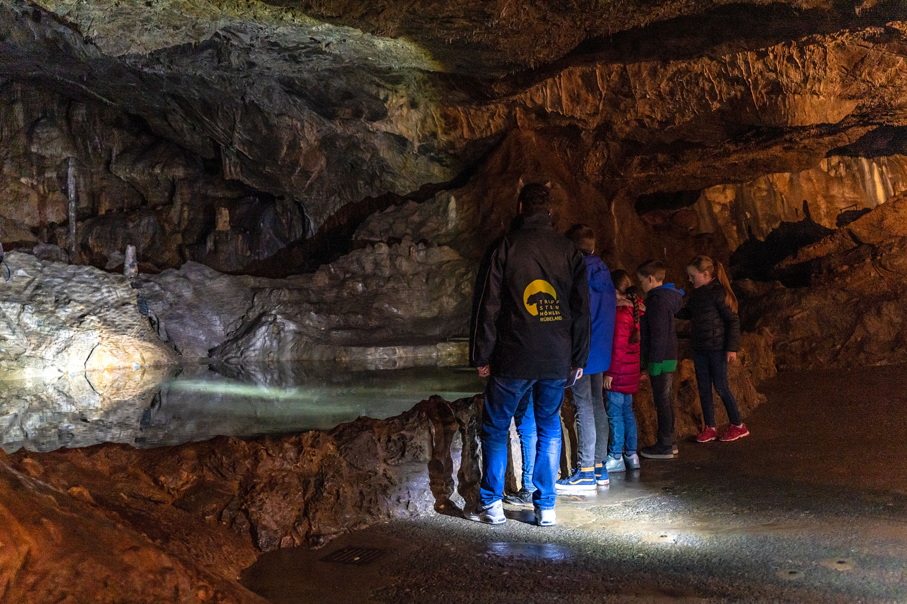 Kinder erleben die Tropfsteinhöhlen Rübeland bei einer Sonderführung auf ganz besondere Art und Weise.